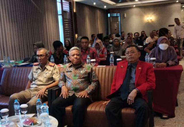 Anggota DPR RI dapil Kalbar Cornelis didampingi Bupati Kubu Raya Muda Mahendrawan dan Kepala ATR/ BPN Kubu Raya Erwin saat sosialisasi program strategis PTSL di Kalbar, Jumat (20/10)