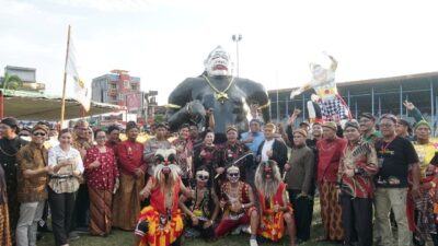 Bupati Sanggau Paolus Hadi saat membuka kirab budaya Paguyuban Jawa Guyub Gawe Guno Sanggau, Minggu (15/10).