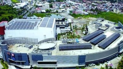 Pembangkit Listrik Tenaga Surya (PLTS) Atap yang dibangun di salah mal yang ada di Kubu Raya. Saat ini pembangunan PLTS atap di Kalbar berdasarkan data tahun 2023 telah terbangun sebanyak 32 unit yang bersumber dari APBN dan mandiri, dengan total kapasitas terpasang sebesar 3,460 MWp dan diharapkan kapasitas terpasang ini akan terus meningkat.