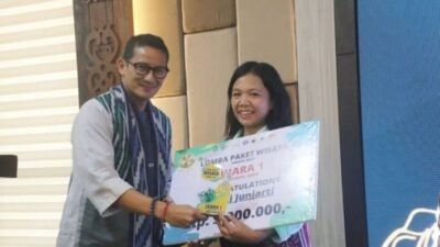 Menteri Pariwisata Sandiaga Uno memberikan penghargaan kepada juara lomba paket wisata yang diwakili RKIM Singkawang. Foto: ist/tmb