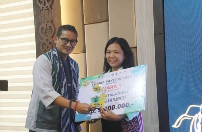 Menteri Pariwisata Sandiaga Uno memberikan penghargaan kepada juara lomba paket wisata yang diwakili RKIM Singkawang. Foto: ist/tmb