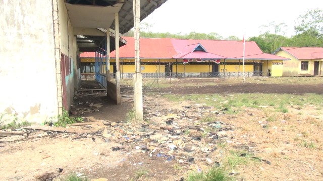 Kondisi bangunan SDN 12 Kuala Karang di Kecamatan Teluk Pakedai yang memprihatinkan akibat terkikis abrasi air laut. Saat ini relokasinya masih terkatung-katung sehingga belum bisa dilakukan sejak lama