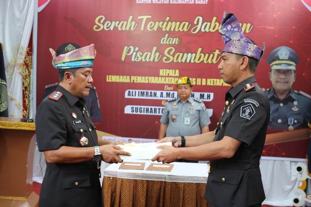 Serah terima jabatan Kepala Lapas Kelas IIB Ketapang Ali Imran kepada Sugiharto, Selasa (24/10). Ali Imran dimutasikan ke Sulawesi Selatan menduduki jabatan baru sebagai Kepala Lapas Kelas IIA Maros