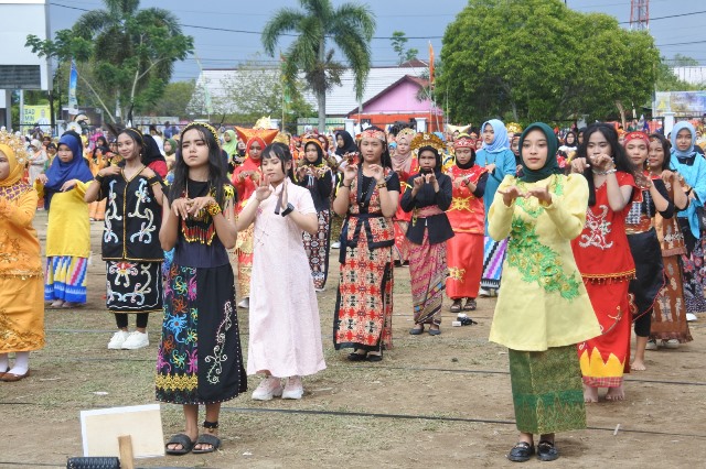 Tarian kolosal junjung buih dan ketupat colet di Ketapang pada Minggu (22/10) pecahkan rekor MURI dengan mengikut sertakan sebanyak 6.311 penari mengenakan pakaian adat.