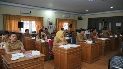 Saat rakor tim koordinasi penanggulangan kemiskinan daerah Sanggau, Selasa (24/10), Wakil Bupati Sanggau Yohannes Ontot mengingatkan agar pendataan warga miskin Sanggau harus susuai fakta. Foto: pek