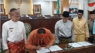 Ketua DPRD Kota Pontianak Satarudin bersama wakil ketua menanda tangani berita acara pemberhentian Wali kota Pontianak Edi Rusdi Kamtono dan Wakil Wali kota Pontianak Bahasan dalam rapat paripurna DPRD, Senin (23/10)