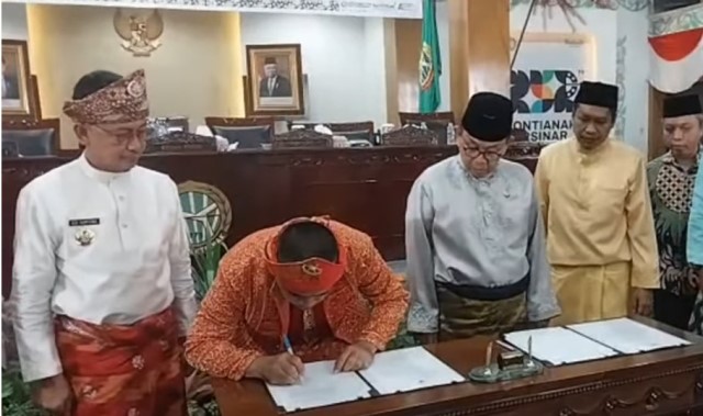 Ketua DPRD Kota Pontianak Satarudin bersama wakil ketua menanda tangani berita acara pemberhentian Wali kota Pontianak Edi Rusdi Kamtono dan Wakil Wali kota Pontianak Bahasan dalam rapat paripurna DPRD, Senin (23/10)