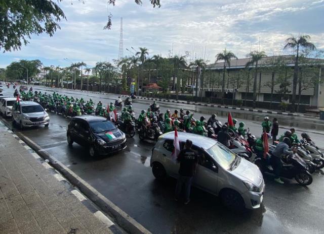 Komunitas driver online motor dan mobil di Pontianak lakukan aksi damai dan turun ke jalan bela Palestina pada Minggu (19/11). Foto: dian