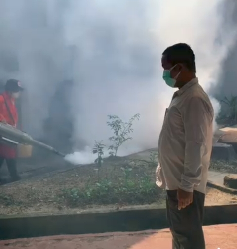 Kepala Lapas Kelas IIB Singkawang Priyo Tri Laksono memantau fogging di seluruh area Lapas antara lain kamar hunian WBP (Warga Binaan Pemasyarakatan), Senin (13/11). Foto: uck