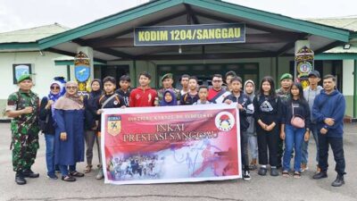 Ketua INKAI Sanggau Letkol Inf Putra Andika Trihatmoko melepas keberangkatan 16 karateka kontingen INKAI Sanggau, Rabu (15/11) untuk mengikuti kejuaraan terbuka INKAI se-Kalbar.