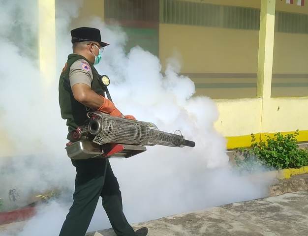Plt Kepala BPBD Sanggau Budi Darmawan saat melakukan fogging bersama Kejari Sanggau di sejumlah sekolah untuk mencegah DBD di Sanggau yang semakin merajelela apalagi di saat musim hujan saat ini