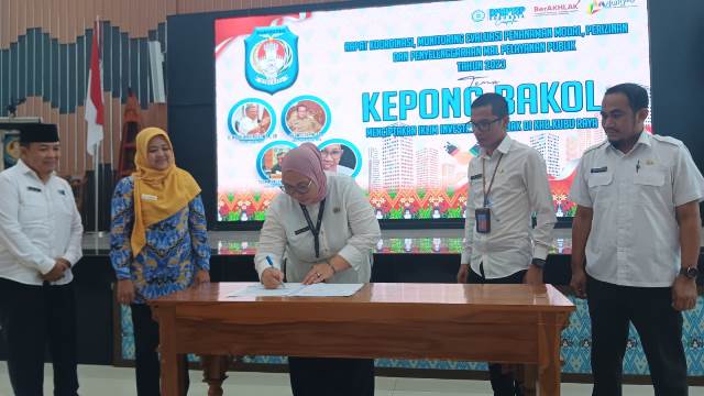 Kepala DPMPTSP Kubu Raya Mari Agustina tanda tangan BA target perijinan dan non perijinan di Kubu Raya untuk tahun 2024 saat rakor dan monev perijinan, Rabu (1/11). Foto: dian
