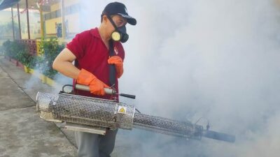Kepala Kejaksaan Negeri Sanggau, Anton Rudiyanto saat melakukan fogging di SDN 09 dan SDN 05 untuk pencegahan DBD di Sanggau yang semakin hari kian bertambah, Senin (13/11). Foto: pek