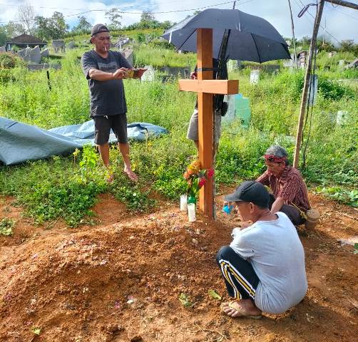 Polisi akan membongkar makam balita yang diduga korban penyiksaan dari orang tua asuhnya di Kecamatan Sandai. Balita berusia 7 tahun ini telah meninggal dunia pada Kamis (23/11) lalu. Foto: naufal