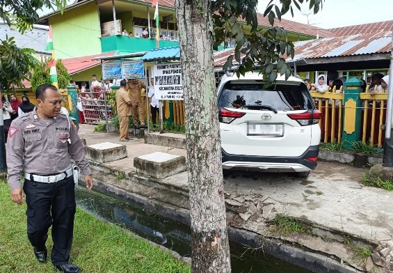 Personel Satlantas Polres Ketapang sedang melakukan olah TKP terhadap sebuah minibus yang menabrak pagar SDN 14 di Jalan Ahmad Yani Kecamatan Delta Pawan, Senin (13/11). Foto: naufal