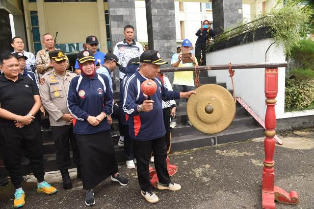 Bupati Kubu Raya Muda Mahendrawan saat membuka Porseni PGRI se-Kalbar sekaligus memperingati Hari Guru Nasional ke-78, Kamis (23/11)