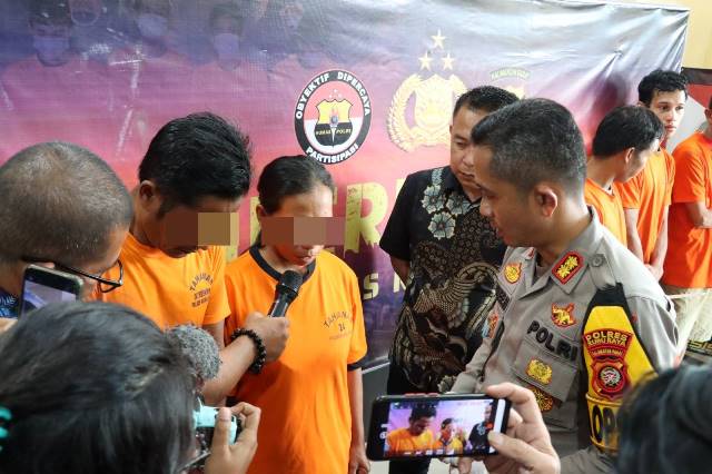 Kapolres Kubu Raya AKBP Arief Hidayat saat menginterogasi istri yang mendukung suami menyetubuhi putri kandung saat konfrensi pers, Jumat (17/11)