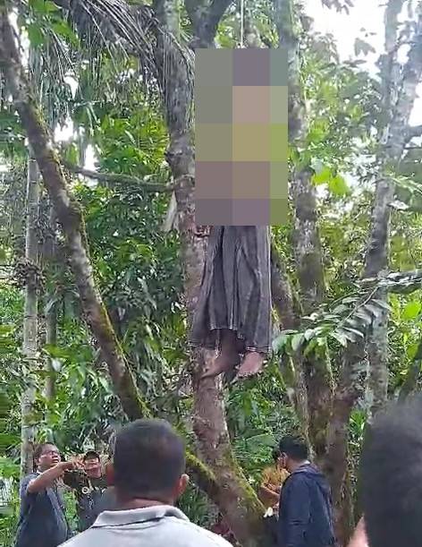 Warga Desa Kuala Dua geger menemukan seorang pemuda bernama Ahmad Dul Khoir (21) yang mengakhiri hidupnya dengan cara gantung diri, Senin (27/11) siang. Foto: ist/tmB
