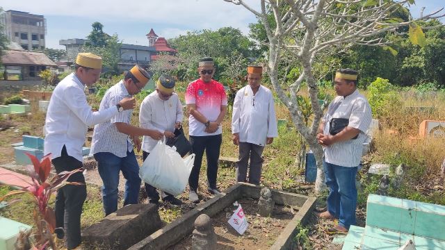 Pengurus KKSS Kalbar memberikan bantuan sembako kepada ibu-ibu untuk mencegah stunting. Selain itu juga ziarah ke makam para tokoh Bugis. Aksi sosial ini rangkaian dari memperingati Harlah Kerukunan Keluarga Sulawesi Selatan ke-47 bertamakan Indonesia yang Harmoni. Foto: rudi