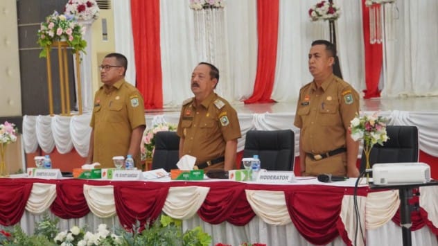 Plt Bupati Sanggau Yohanes Ontot pimpin Beraump bekudong'k yang menghasilkan lima kesepakatan, salah satunya terkait penanganan DBD di Sanggau, Selasa (21/11)