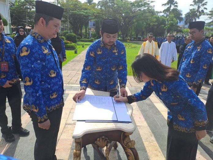 Tepat HUT Korpri ke-52, Penjabat Sekda Pemkot Singkawang Aulia Candra melantik 595 orang PPPK di lingkungan Pemkot Singkawang, Rabu (29/11). Foto: uck