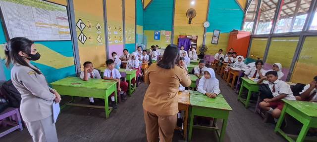 Tim KLB DBD Sanggau memberikan edukasi tentang bahaya Demam Berdarah (DBD) kepada siswa SD pada Senin (27/11). Para siswa pun diminta waspada dan berhati-hati