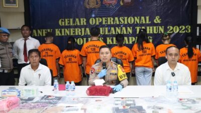 Kapolres Ketapang AKBP Tommy Ferdian saat konfrensi pers penetapan 7 orang tersangka atas kematian balita berinisial Y, Senin (4/12). Foto: naufal