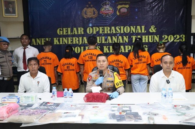 Kapolres Ketapang AKBP Tommy Ferdian saat konfrensi pers penetapan 7 orang tersangka atas kematian balita berinisial Y, Senin (4/12). Foto: naufal