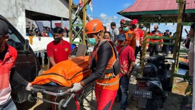 Tim SAR gabungan akhirnya berhasil menemukan jasad Yadi warga Jakarta Utara Yadi (27) dalam keadaan meninggal dunia di Sui Kapuas, Sabtu (9/12). Foto: ist/SAR/tmB