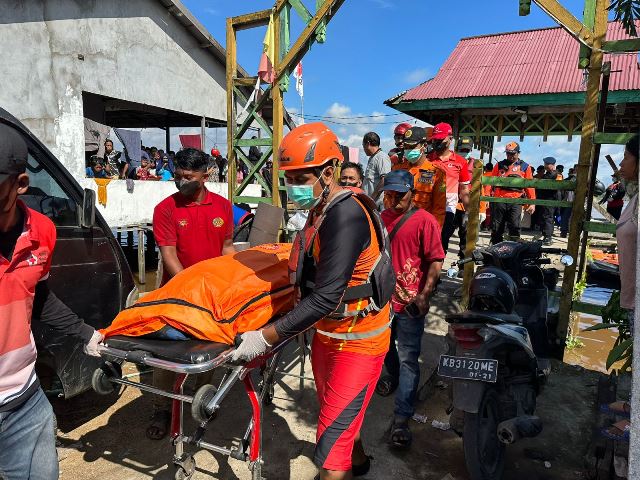 Tim SAR gabungan akhirnya berhasil menemukan jasad Yadi warga Jakarta Utara Yadi (27) dalam keadaan meninggal dunia di Sui Kapuas, Sabtu (9/12). Foto: ist/SAR/tmB