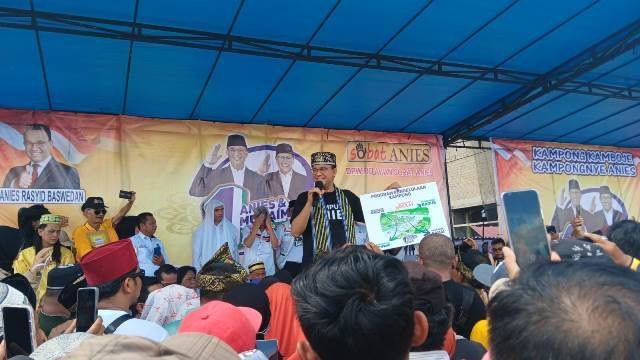 Calon Presiden Nomor Urut 1 Anies Baswedan yang berorasi di depan masyarakat Pontianak saat meresmikan Kampung Kamboja menjadi Kampung Anies, Selasa (26/12)