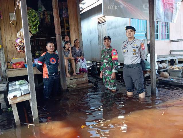 Ratusan jiwa penduduk di simpang empat pasar Balai Sebut Kecamatan Jangkang terdampak banjir yang terjadi pada Senin (17/12). Banjir tidak hanya menggenangi rumah warga namun juga sejumlah fasilitas umum. Foto: pek