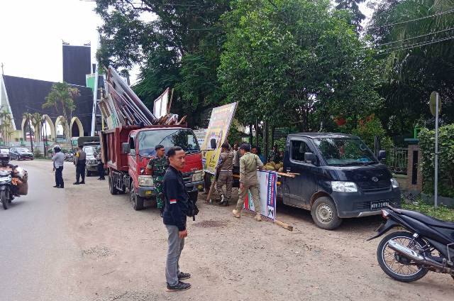 Bawaslu Sanggau bersama tim gabungan lainnya telah membongkar 67 Alat Peraga Kampanye (APK) peserta Pemilu lantaran telah melanggar aturan pemasangan APK, Kamis (21/12). Foto: pek