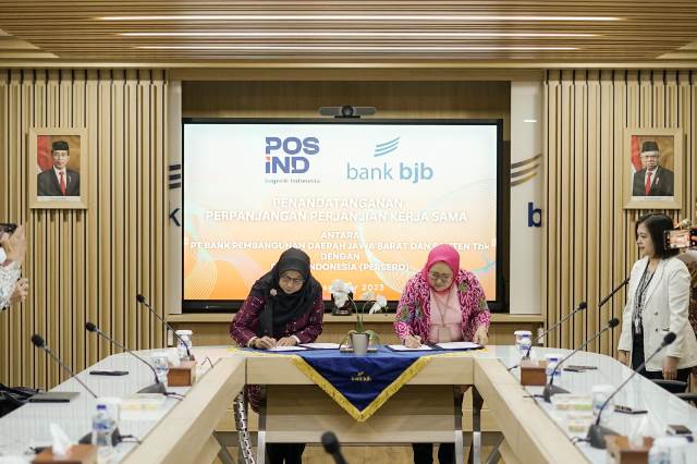 Direktur Konsumer & Ritel bank bjb Suartini dan Direktur Human Capital Management PT Pos Indonesia Asih Kurniasari Komar melakukan penanda tanganan perpanjangan Perjanjian Kerja Sama (PKS) pada Rabu (6/12). Foto: ist/tmB