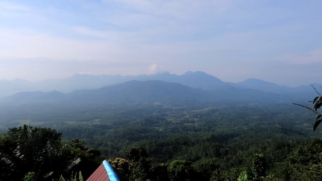 Bosan dengan liburan yang itu-itu saja? Ingin liburan akhir tahun lebih menantang? Mendaki di Bukit Pajamet bisa menjadi salah satu opsi. Bukit Pajamet adalah sebuah bukit yang masih satu kawasan dengan Riam Palayo di Desa Cipta Karya, Kecamatan Sungai Betung, Kabupaten Bengkayang. Foto: iki