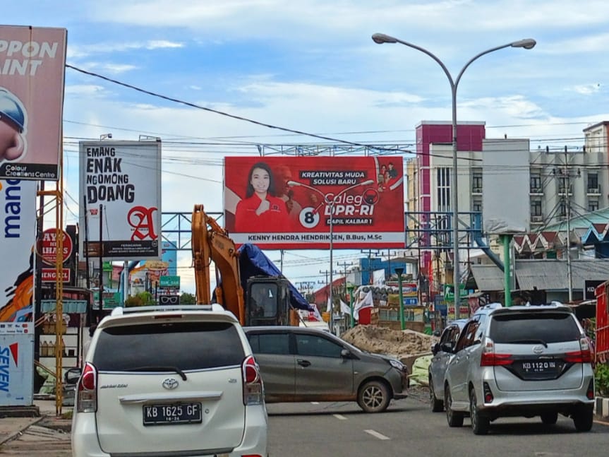 KPU Ketapang sedang mengkaji dugaan pelanggaran pemasangan Alat Peraga Kampanye (APK) oleh caleg di jalan protokol seperti di Jalan R Soeprapto.