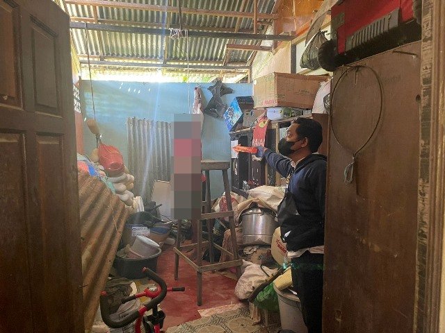 Lokasi Eko Wahyudi (32) yang terpaksa mengakhiri hidupnya dengan cara gantung diri. Ia ditemukan tewas di kamar rumah kerabatnya di Jalan Kalimas Kecamatan Sungai Kakap pada Rabu (6/12). Foto: tmB