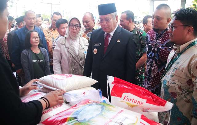 Pj Gubernur Kalbar saat meninjau Gerakan Pasar Murah yang digelar dalam rangka pengendalian inflasi di Kalbar. Sementara alokasi anggaran yang telah digelontorkan sebesar Rp538 miliar tahun 2023