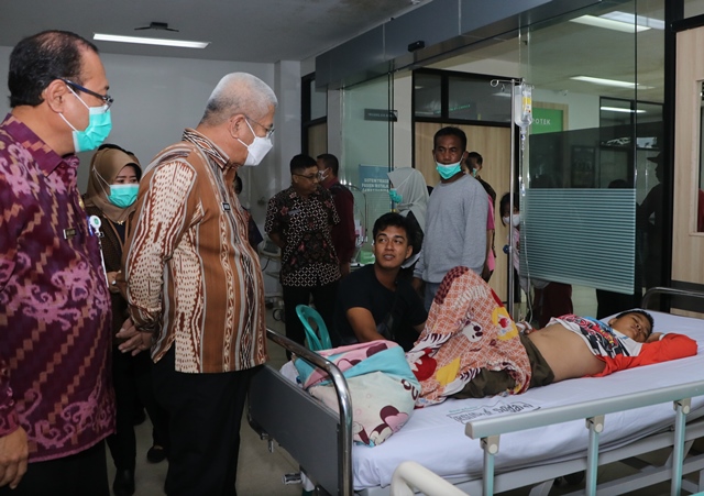 Pj Gubernur Kalbar Harrison didampingi Direktur RSUD dr Soedarso meninjau pasien rumah sakit, Kamis (28/12).