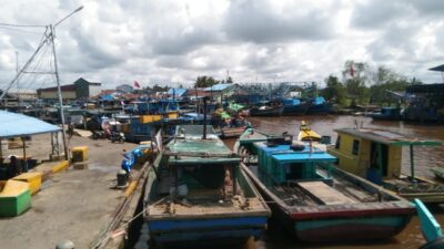 Cuaca ekstrem dalam dua pekan ini membuat 60 kapal nelayan tradisional tertambat di dermaga Sungai Kakap, Senin (4/12). Foto: dian