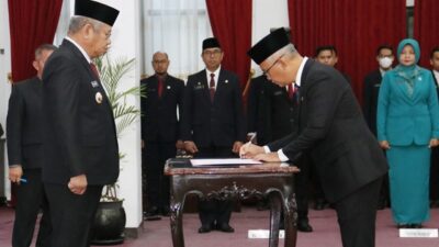 Pj Gubernur Kalbar Harrison melantik Sumastro sebagai Sekda Singkawang yang jabatannya diperpanjang hingga dua tahun kedepan, Jumat (8/12)