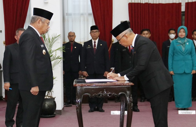 Pj Gubernur Kalbar Harrison melantik Sumastro sebagai Sekda Singkawang yang jabatannya diperpanjang hingga dua tahun kedepan, Jumat (8/12)