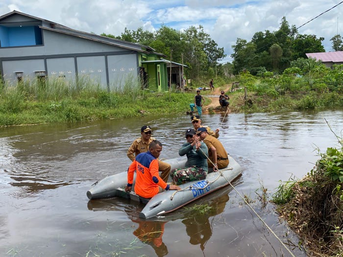 Pj Wali Kota Singkawang, Sumastro memerintahkan BPBD menyiapkan perahu karet sebagai jalan darurat untuk penyeberangan sementara yang bisa digunakan delapan kepala keluarga di Jalan Veteran Gang Masjid Dalam 1 RT 35 RW 05 Kelurahan Roban, Kecamatan Singkawang Tengah akibat jembatan putus diterjang banjir pada Senin (4/12). Foto: uck