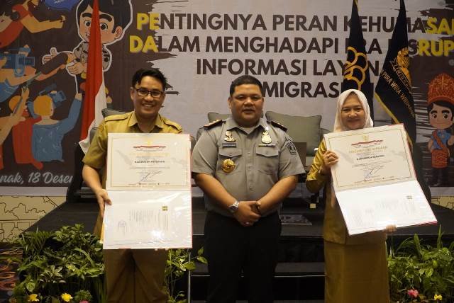 Kepala Kanwil Kemenkumham Kalbar Muhammad Tito Andrianto menyerahkan piagam penghargaan kepada pegawai saat penguatan Kehumasan di lingkungan Kanwil Kemenkumham Kalbar pada Senin (18/12). Ia menekankan pentingnya peran humas dalam menyampaikan informasi untuk menghadapi era disrupsi