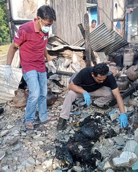 Petugas kepolisian Polres Sanggau sedang melakukan olah TKP kebakaran yang terjadi di Dusun Entiop Desa Upe Kecamatan Bonti pada Senin (18/12) sehingga mengakibatkan satu orang tewas terpanggang api. Foto: pek
