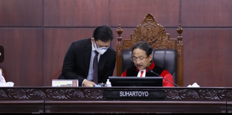 Ketua Mahkamah Konstituti Suhartoyo saat membacakan putusan pembatalan potongan masa jabatan kepala daerah hasil Pilkada 2018 pada Kamis (21/12)