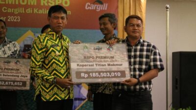 Wakil Bupati Ketapang Farhan menyerahkan simbolis RSPO Presmium kepada salah satu koperasi perkebunan kelapa sawit, Kamis (28/12). Total ada delapan koperasi yang mendapatkan RSPO Premium dengan nilai total Rp1 miliar