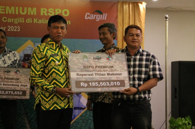 Wakil Bupati Ketapang Farhan menyerahkan simbolis RSPO Presmium kepada salah satu koperasi perkebunan kelapa sawit, Kamis (28/12). Total ada delapan koperasi yang mendapatkan RSPO Premium dengan nilai total Rp1 miliar