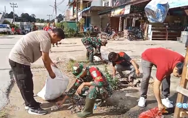 Personel TNI dari Koramil 1204-12/Parindu bersama Forkompincam dibantu warga dikerahkan untuk terjun karya bakti membersihkan lingkungan pasar guna mencegah banjir, longsor dan DBD di Sanggau khususnya di wilayah Kecamatan Parindu, Jumat (8/12)