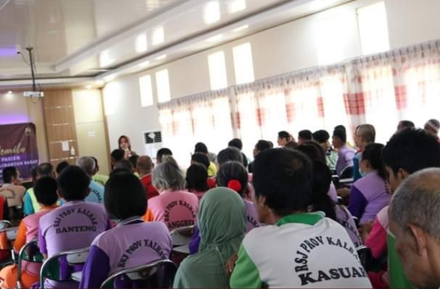 Anggota KPU Kota Singkawang Divisi Sosdiklih Parmas dan SDM KPU Kota Singkawang Ayu Gintari saat sosialisasi pemilu di Rumah Sakit Jiwa Kalbar pada Minggu (17/12)